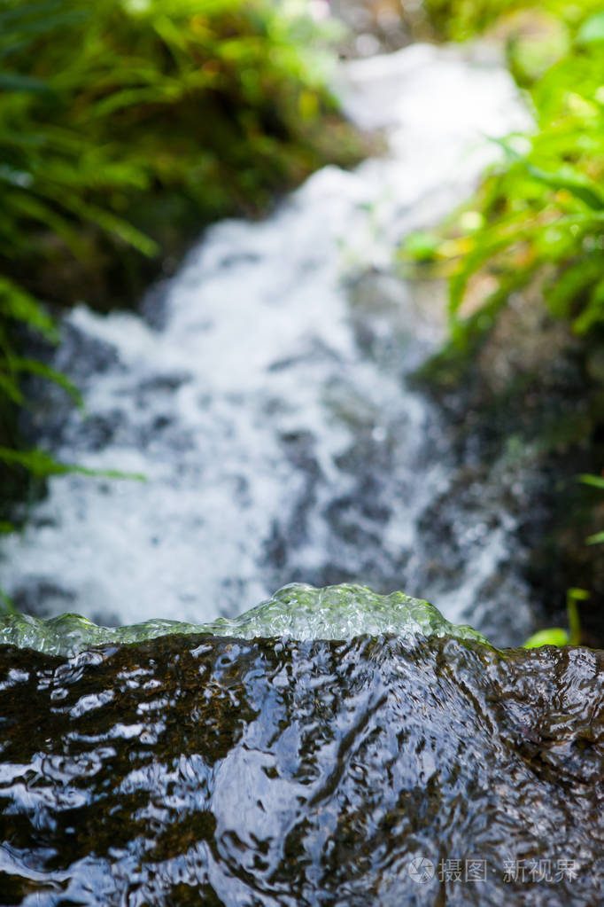 小溪流在泰国的花园里流淌.