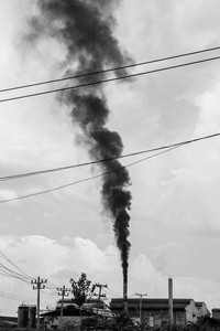 泰国工厂的空气污染烟雾黑白