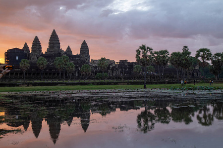 金色的天空形成了古代寺庙建筑群的日出观，在吴哥窟入口处，在暹粒收获柬埔寨，世界遗产七大奇迹之一的词。