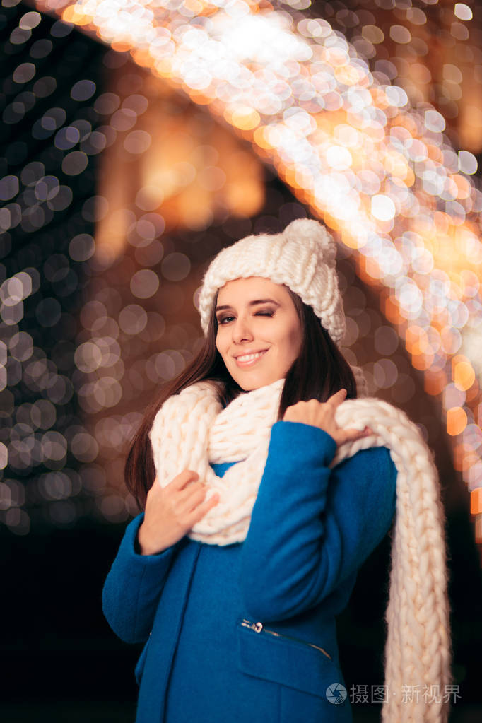 穿着针织布和围巾的冬姑娘享受圣诞节