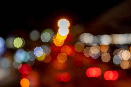 灯光模糊的汽车灯在道路上用作背景。