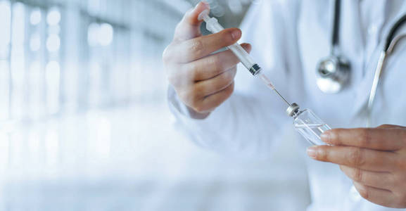 医学博士和疫苗剂量流感注射药物注射器在实验室微生物学和药物研究，医疗和保健。