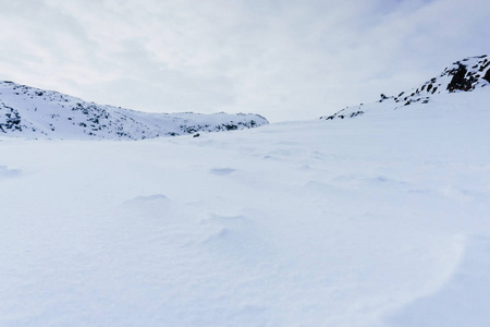 在冬季寒冷的一天，俄罗斯北部北极圈以外的无尽雪冻原和山丘