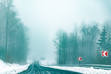 空雪路在山区的概念