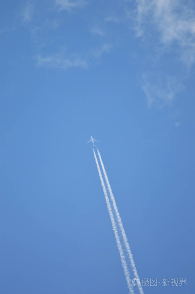飞机在蓝天上飞行飞机在天空中的痕迹