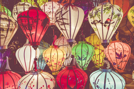 五颜六色的灯笼在一个古老的城镇联合国教科文组织世界遗产遗址海的老街上发光。 越南。