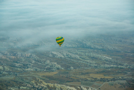 卡帕多西亚火鸡乘气球飞行。 清晨雾蒙蒙的景观和球的顶部景观。卡帕多西亚气球飞行的伟大旅游景点。