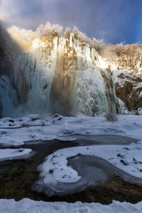 冬季克罗地亚欧洲的冰封瀑布图片
