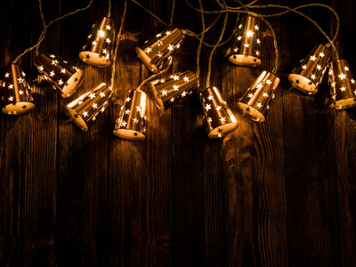 棕色木桌上的圣诞花环灯