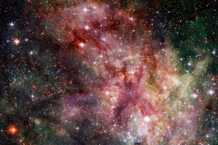 美丽的星云星场星团在外层空间。 科幻艺术。 由美国宇航局提供的这幅图像的元素