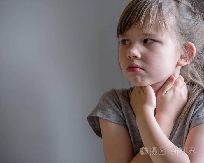 颈部疼痛肖像强调不快乐的儿童女孩背痛负面的人类情绪面部表情感觉