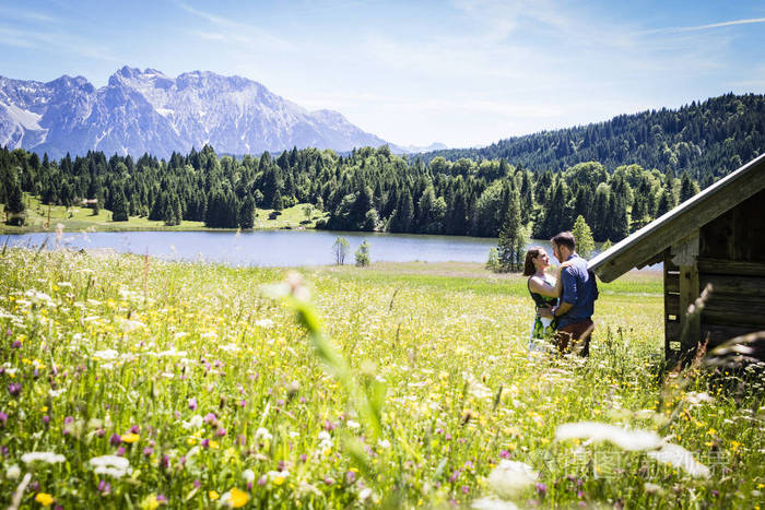 两个快乐的恋人在阿尔卑斯山度假