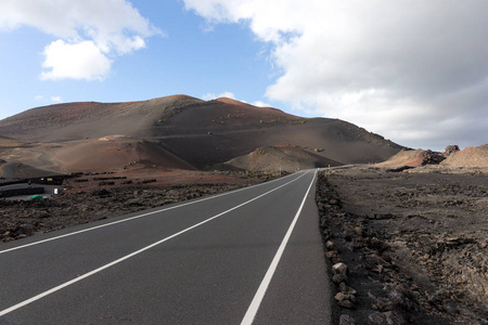 街道通过火山地区在蒂曼法亚国家公园兰扎罗特。 加那利群岛。 西班牙