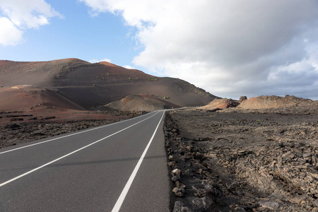 街道通过火山地区在蒂曼法亚国家公园兰扎罗特。 加那利群岛。 西班牙