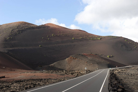 街道通过火山地区在蒂曼法亚国家公园兰扎罗特。 加那利群岛。 西班牙