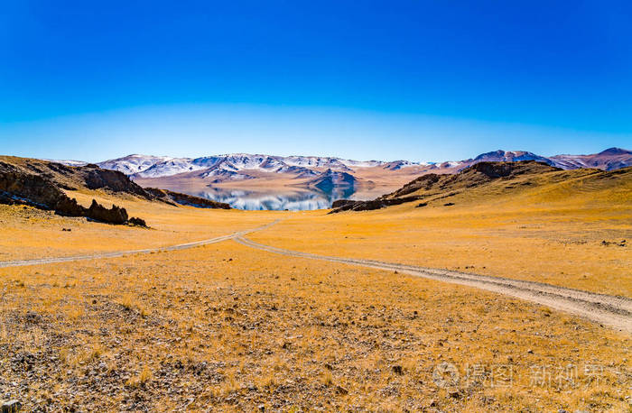 秋天在蒙古乌尔吉的托尔博湖的美丽景色