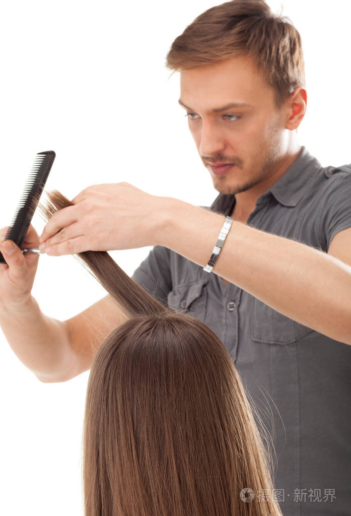 白色背景中分离出长发模型的专业理发师