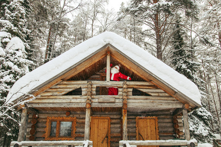 北极圣诞老人的家。 真正的圣诞老人在他家的阳台上。