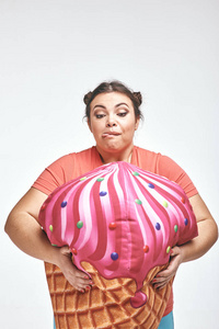 褐发女郎, 胖乎乎的女人拿着一个巨大的冰淇淋