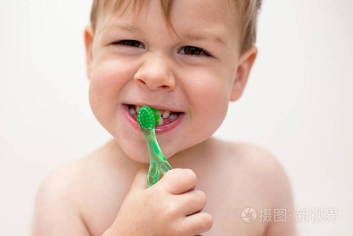 可爱的两岁男孩刷牙