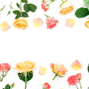 花架由橙色玫瑰花和白色背景上的玫瑰花瓣制成。情人节。平躺，俯视。