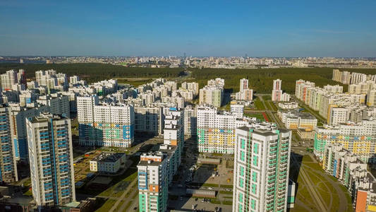 叶卡捷琳堡市一个新区的新建筑..城市中心全景..着陆。俄罗斯，来自无人机