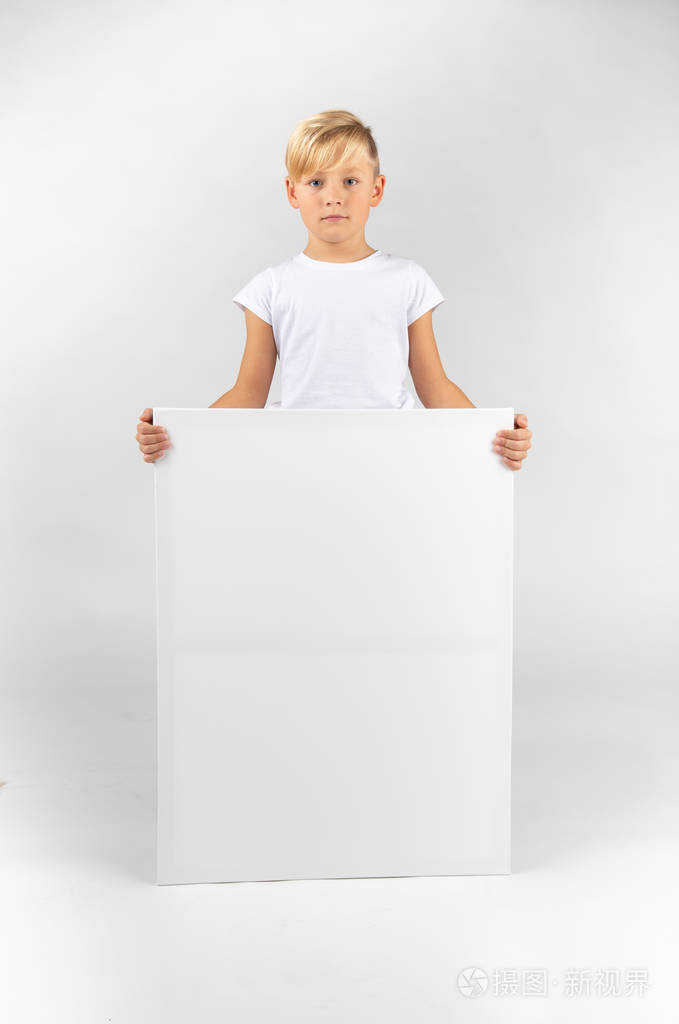 小金发男孩手里拿着一块空白的牌子闭上了嘴