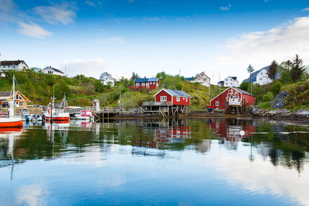 渔夫村的景色索瓦根与典型的罗布房屋和船只在洛夫顿群岛挪威。