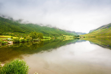 景观与峡湾村和山脉在挪威雾天。