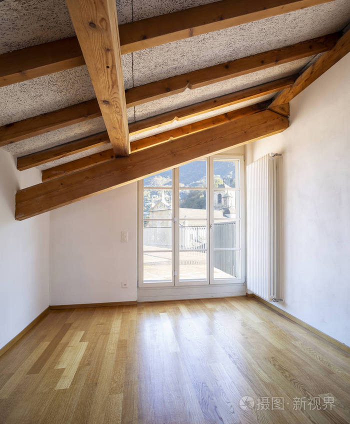 房间有木梁和大窗户 俯瞰瑞士阿尔卑斯山 里面没有人照片 正版商用图片14mxe6 摄图新视界