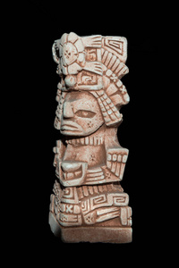 玛雅人的雕像与黑色背景隔离