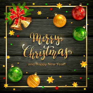 金色字母圣诞快乐，新年快乐，节日装饰。 金星圣诞球，金铃，冬青浆果和珠子在黑色木制背景插图。