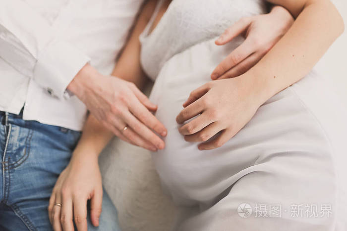 男人摸孕妇的肚子.家庭等待