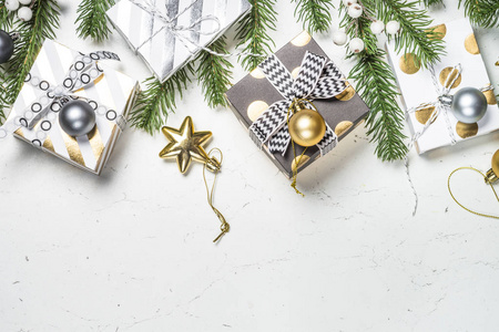 圣诞节背景与黄金和白色礼物盒和装饰