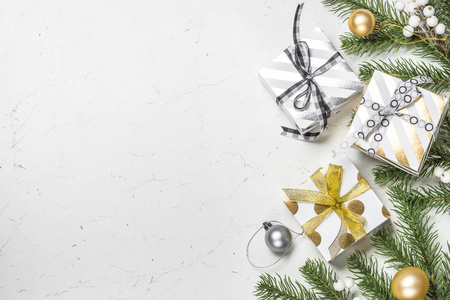 圣诞节背景与黄金和白色礼物盒和装饰