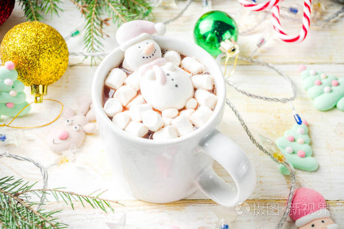 创意圣诞创意饮料美味热巧克力与有趣的棉花糖雪人圣诞树雨亲爱的圣诞老人在家庭背景与圣诞节装饰复制空间顶部视图