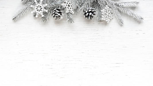 圣诞节白色冷杉树树枝与白色装饰