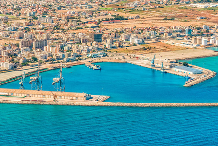 拉纳卡塞浦路斯海港的碎片。 从飞机到海岸线，海滩，海港和拉纳卡市的建筑。