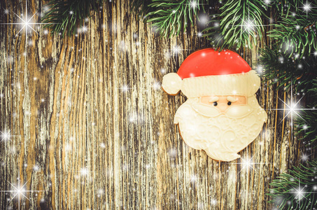 圣诞木制背景与冷杉树和姜饼圣诞老人。 雪地圣诞卡，乡村风格。 具有复制空间的视图。