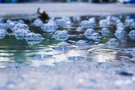 雨水滴落，背景抽象模糊。 年份