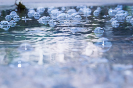 雨水滴落，背景抽象模糊。 年份