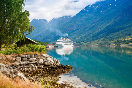 景观与山脉巡航班轮村和峡湾在挪威。