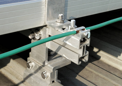 太阳能光伏屋顶接地安装细节照片