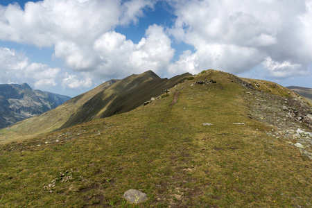 保加利亚7个瑞拉湖附近的瑞拉山夏景