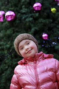 圣诞树背景上年轻女孩的肖像