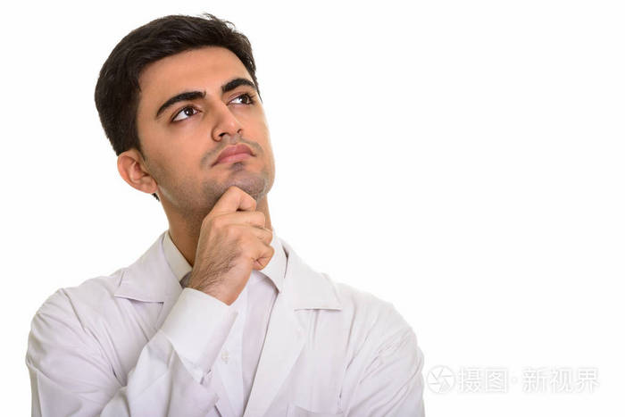 年轻英俊的波斯男人医生思考和寻找