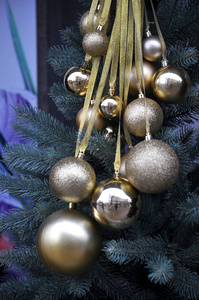 圣诞树上装饰着不同直径的球