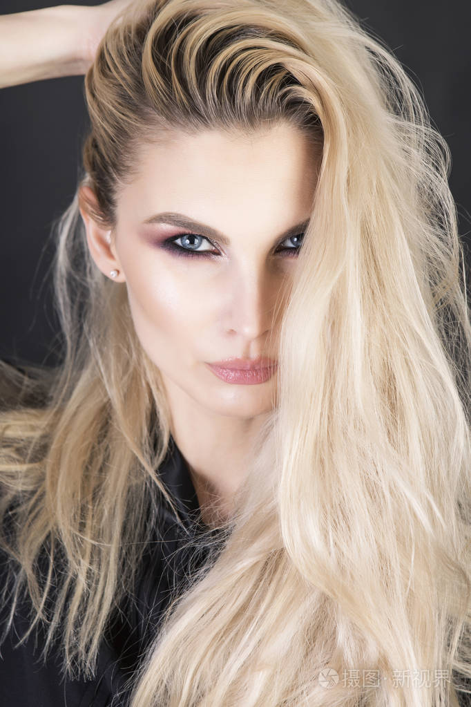 性感强壮的职业模特,凌乱的发型和有趣的化妆.