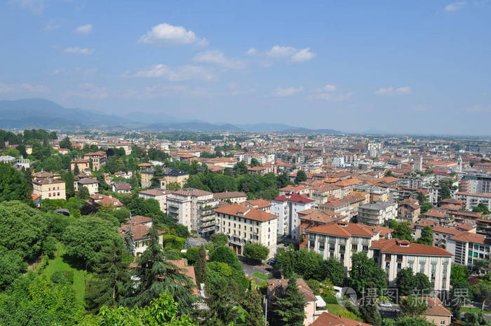 意大利的贝尔加莫市。 阳光明媚的夏日，欧洲城市的全景。 家园特鲁法迪诺。