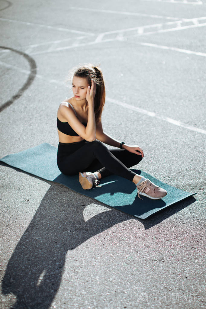 疲劳的健身妇女擦汗从前额感觉疲劳后积极的有氧运动健身运动严重的